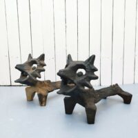 Paire de chenets en fonte, représentant  des renards.  Modèle suédois par Olle Hermanson. Rayures, corrosion d'usage.  bon état Général Dimensions : Longueur : 46 cm Hauteur : 28,5 cm dimensions tête : 20 cm