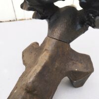 Paire de chenets en fonte, représentant  des renards.  Modèle suédois par Olle Hermanson. Rayures, corrosion d'usage.  bon état Général Dimensions : Longueur : 46 cm Hauteur : 28,5 cm dimensions tête : 20 cm