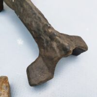 Paire de chenets en fonte, représentant  des renards.  Modèle suédois par Olle Hermanson. Rayures, corrosion d'usage.  bon état Général Dimensions : Longueur : 46 cm Hauteur : 28,5 cm dimensions tête : 20 cm