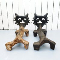 Paire de chenets en fonte, représentant  des renards.  Modèle suédois par Olle Hermanson. Rayures, corrosion d'usage.  bon état Général Dimensions : Longueur : 46 cm Hauteur : 28,5 cm dimensions tête : 20 cm