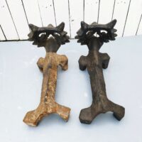 Paire de chenets en fonte, représentant  des renards.  Modèle suédois par Olle Hermanson. Rayures, corrosion d'usage.  bon état Général Dimensions : Longueur : 46 cm Hauteur : 28,5 cm dimensions tête : 20 cm