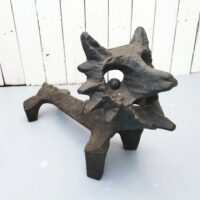Paire de chenets en fonte, représentant  des renards.  Modèle suédois par Olle Hermanson. Rayures, corrosion d'usage.  bon état Général Dimensions : Longueur : 46 cm Hauteur : 28,5 cm dimensions tête : 20 cm