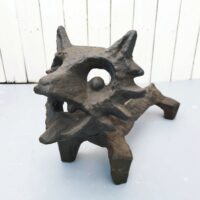 Paire de chenets en fonte, représentant  des renards.  Modèle suédois par Olle Hermanson. Rayures, corrosion d'usage.  bon état Général Dimensions : Longueur : 46 cm Hauteur : 28,5 cm dimensions tête : 20 cm