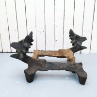 Paire de chenets en fonte, représentant  des renards.  Modèle suédois par Olle Hermanson. Rayures, corrosion d'usage.  bon état Général Dimensions : Longueur : 46 cm Hauteur : 28,5 cm dimensions tête : 20 cm