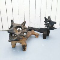 Paire de chenets en fonte, représentant  des renards.  Modèle suédois par Olle Hermanson. Rayures, corrosion d'usage.  bon état Général Dimensions : Longueur : 46 cm Hauteur : 28,5 cm dimensions tête : 20 cm