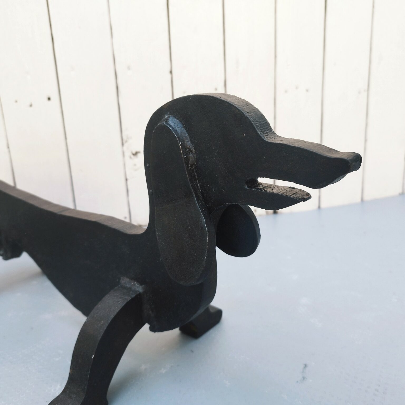 Andirons en fer forgé à l'effigie d'un chien teckel, Edouard Schenck, années 1950 sur France