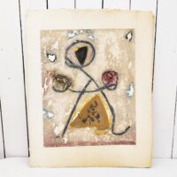 Lithographie originale de Pierre-marie Brisson au décor abstrait sur papier très épais et gaufré. Des petites taches et rousseurs , un accroc sur le bord haut. Une inscription sur l'arrière au crayon de papier. Bon état général. Dimensions : 56,5 x 44,5 cm