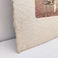 Lithographie originale de Pierre-marie Brisson au décor abstrait sur papier très épais et gaufré. Des petites taches et rousseurs , un accroc sur le bord haut. Une inscription sur l'arrière au crayon de papier. Bon état général. Dimensions : 56,5 x 44,5 cm