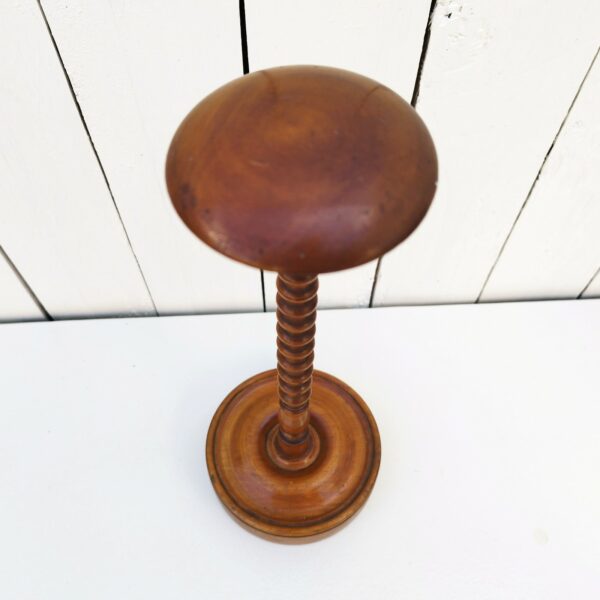 Porte-chapeau ancien en bois verni tourné. Petites traces d'usage Très bon état général. Hauteur : 32 cm