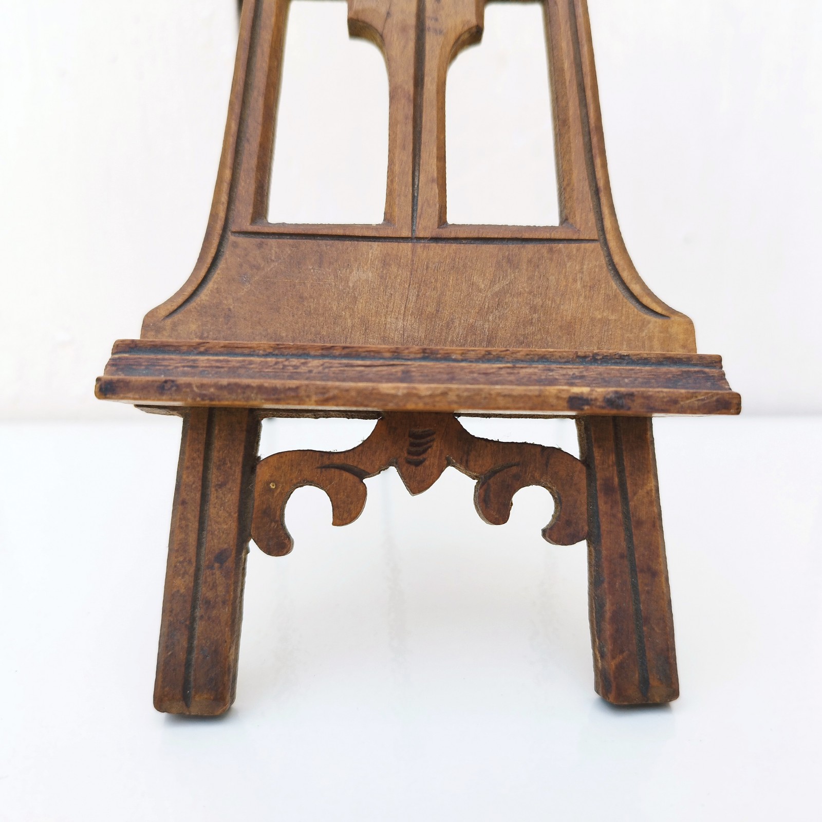 Ancien porte photo en bois sculpté à la forme de chevalet. Petites rayures et traces d'usage. Bon état général. Hauteur totale : 24 cm Largeur : 9 cm