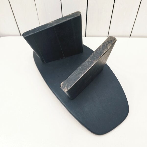 Tabouret vintage shoggi en bois laqué noir signé Alain Gaubert. Les pieds se démontent sur ce modèle afin de faciliter le transport.  Rayures et traces d'usage sur l'assise et les pieds  Bon état général. Hauteur max : 18 cm Longueur : 41 cm Largeur : 20 cm
