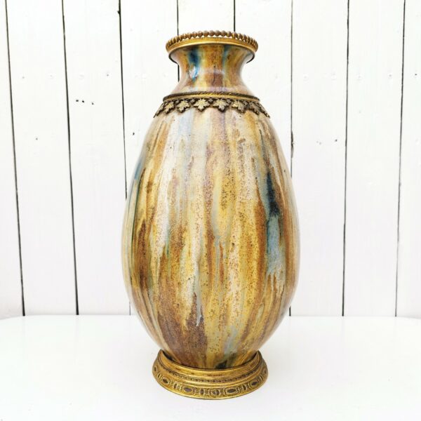 Grand vase balustre en grès flammé datant du XIXème, esprit Napoléon III, orné de frise en bronze doré. Manque de dorures sur certains endroits. Très bon état. Hauteur : 42 cm Circonférence max : 72 cm