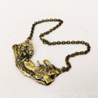 Ancien collier de créateur en laiton doré donnant un coté organique à la matière. Très bon état Longueur totale : 41 cm