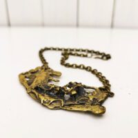 Ancien collier de créateur en laiton doré donnant un coté organique à la matière. Très bon état Longueur totale : 41 cm