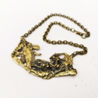 Ancien collier de créateur en laiton doré donnant un coté organique à la matière. Très bon état Longueur totale : 41 cm