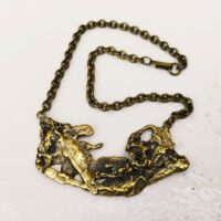 Ancien collier de créateur en laiton doré donnant un coté organique à la matière. Très bon état Longueur totale : 41 cm