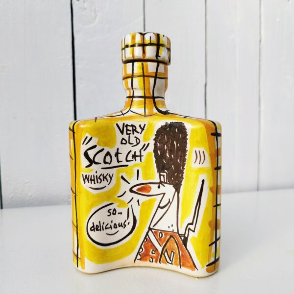 Flasque ou flacon en céramique de Kéraluc à Quimper. Décor humoristique en anglais sur le scotch whisky . Un éclat sur le dessous non visible une fois posé. Bon état général.