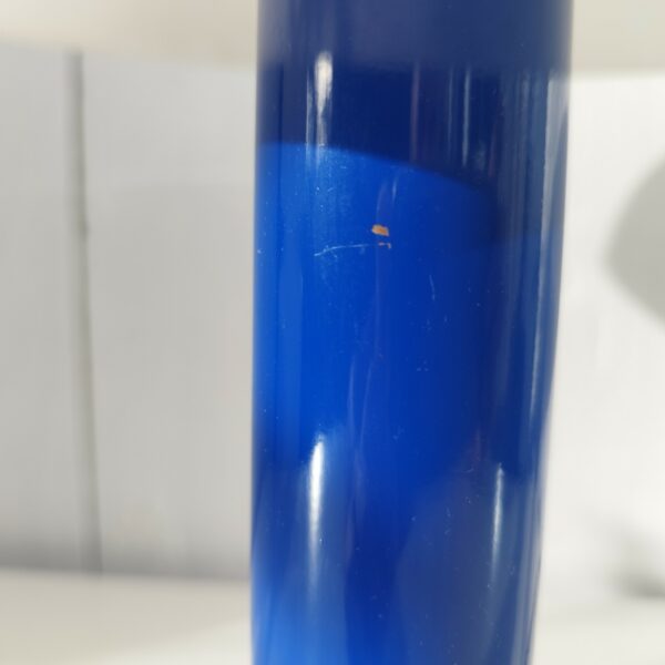 Lampe à poser de forme champignon, fût en métal bleu roi et réflecteur en plexiglas opaque blanc. Lampe typique des années 80 . Un petit manque de peinture sur le fût sans gravité. Très bon état. Une deuxième disponible pour faire une paire. Hauteur : 38 cm Diamètre réflecteur : 29,5 cm