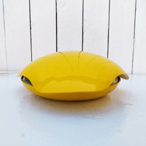 Lampe coquillage attribuée à Luigi Colani pour Gamma 3 datant des années 70. Structure en ABS jaune et réflecteur en métal chromé. Electrification d'origine. Petites rayures et traces d'usage. Bon état général. Dimensions : 23 x 21 x 6 cm