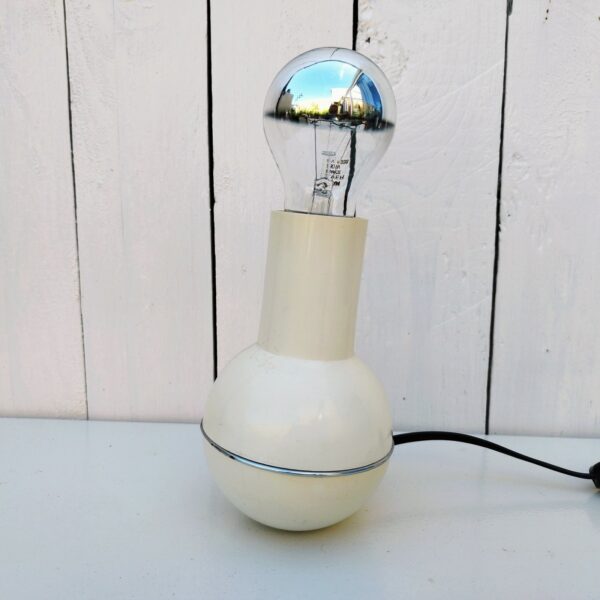 Lampe Culbuto créée par l'italien Lamperti dans les années 1970. La lampe se repositionne toute seule grâce à la pièce en fonte située dans le fond. Rayures et traces d'usage. Très bon état. Hauteur sans ampoule : 16 cm