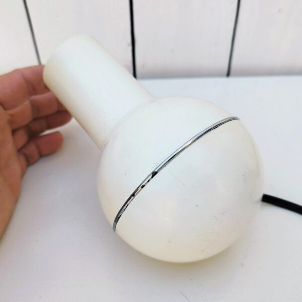 Lampe Culbuto créée par l'italien Lamperti dans les années 1970. La lampe se repositionne toute seule grâce à la pièce en fonte située dans le fond. Rayures et traces d'usage. Très bon état. Hauteur sans ampoule : 16 cm
