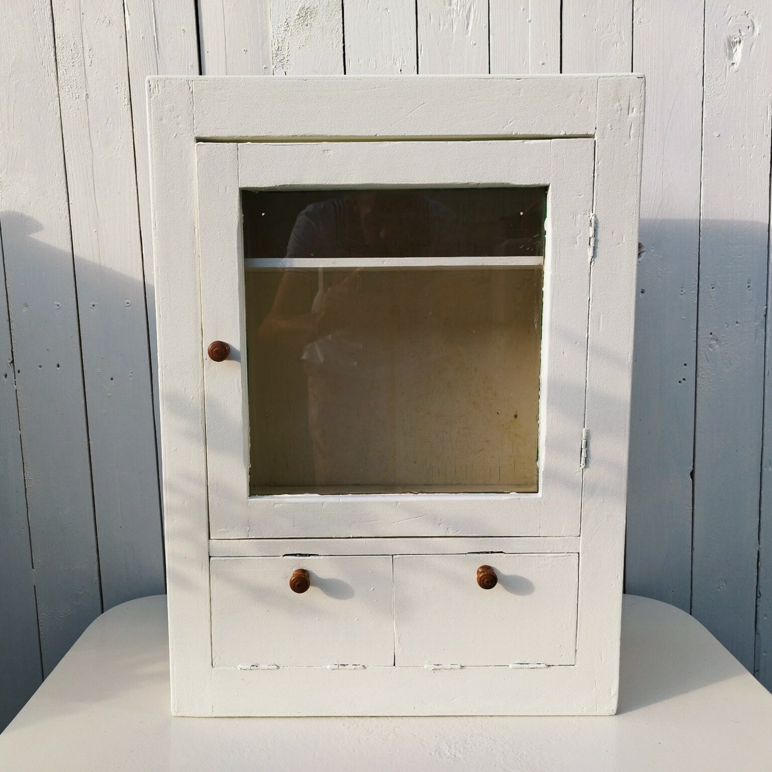 Meuble De Salle De Bain Mural Mercer – Armoire à Pharmacie Avec étagère Ouverte, Finition Grise Et Poignées Laiton – Rangement élégant Et Pratique