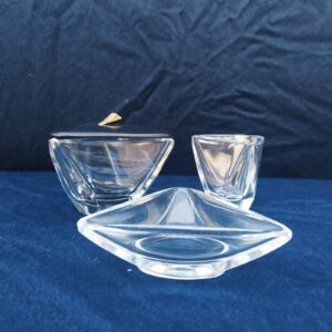 Nécessaire de toilette  en verre de la manufacture Val Saint Lambert comprenant une boite avec couvercle , un baguier,et un verre à brosse à dent. Signature sur le dessous Très bon état. hauteur verre à brosse à dent : 7,5 cm dimensions baguier : 11,5 x 11,5 x 4 cm Hauteur boite avec couvercle : 8,5 cm