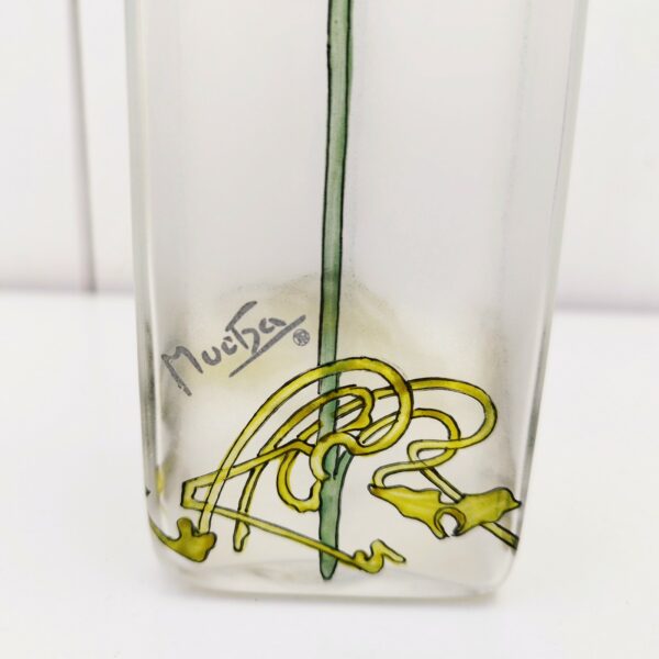 Vase art nouveau de section carrée en verre à décor de coquelicots, signé Mucha  et une autre signature dans le décor. Un numéro sur le fond 63/150. Très bon état. Hauteur : 25 cm