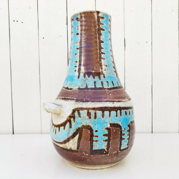  Vase à anse en céramique bleu-vert turquoise et marron, signé Accolay. Décor géométrique Excellent état. Hauteur : 32,5 cm