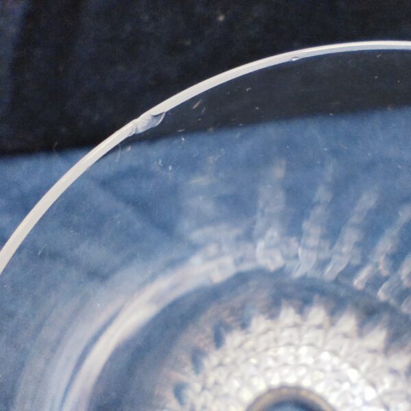 Cinq verres à orangeade en cristal taillé de la maison Daum. Signature sur le dessous. Très bon état. Hauteur : 13,5 cm et diamètre : 7 cm