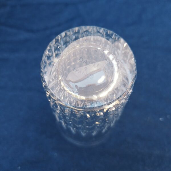 Cinq verres à orangeade en cristal taillé de la maison Daum. Signature sur le dessous. Très bon état. Hauteur : 13,5 cm et diamètre : 7 cm