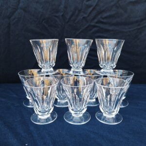 Dix verres à vin blanc en verre à facettes , modèle style harcourt. De très belle facture. Une micro ébréchure sur le contour d'un verre  Bon état Hauteur  : 8,5 cm et diamètre : 7 cm
