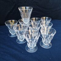 Dix verres à vin blanc en verre à facettes , modèle style harcourt. De très belle facture. Une micro ébréchure sur le contour d'un verre  Bon état Hauteur  : 8,5 cm et diamètre : 7 cm