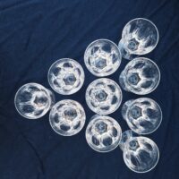 Dix verres à vin blanc en verre à facettes , modèle style harcourt. De très belle facture. Une micro ébréchure sur le contour d'un verre  Bon état Hauteur  : 8,5 cm et diamètre : 7 cm