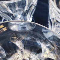 Dix verres à vin blanc en verre à facettes , modèle style harcourt. De très belle facture. Une micro ébréchure sur le contour d'un verre  Bon état Hauteur  : 8,5 cm et diamètre : 7 cm