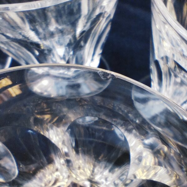 Dix verres à vin blanc en verre à facettes , modèle style harcourt. De très belle facture. Une micro ébréchure sur le contour d'un verre  Bon état Hauteur  : 8,5 cm et diamètre : 7 cm