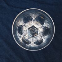 Dix verres à vin blanc en verre à facettes , modèle style harcourt. De très belle facture. Une micro ébréchure sur le contour d'un verre  Bon état Hauteur  : 8,5 cm et diamètre : 7 cm