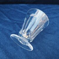Dix verres à vin blanc en verre à facettes , modèle style harcourt. De très belle facture. Une micro ébréchure sur le contour d'un verre  Bon état Hauteur  : 8,5 cm et diamètre : 7 cm