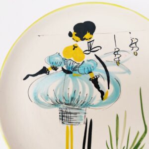 Assiette décorative intitulée Couples , dans le le style de Peynet. Signée sur l'arrière MRC dpt.. Excellent état Diamètre : 22,5 cm