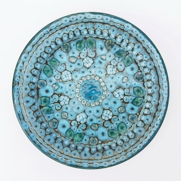 Assiette décorative en céramique, créée par Danuta le Henaff. Signée sur le dessous. Excellent état. Diamètre : 24 cm