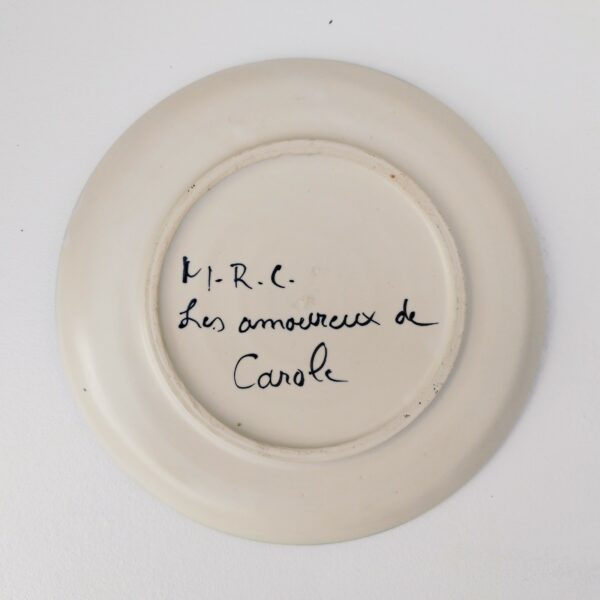 Assiette décorative intitulée Les amoureux de Carole , dans le le style de Peynet. Signée sur l'arrière MRC. Excellent état Diamètre : 22,5 cm