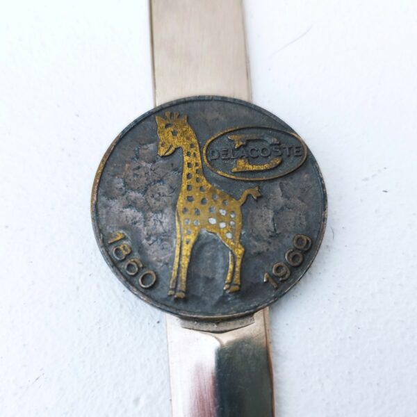 Ancien coupe papier publicitaire pour les pouets delacoste , ortf. Médaillon représentant la célèbre girafe Sophie. Bon état général Longueur : 19 cm