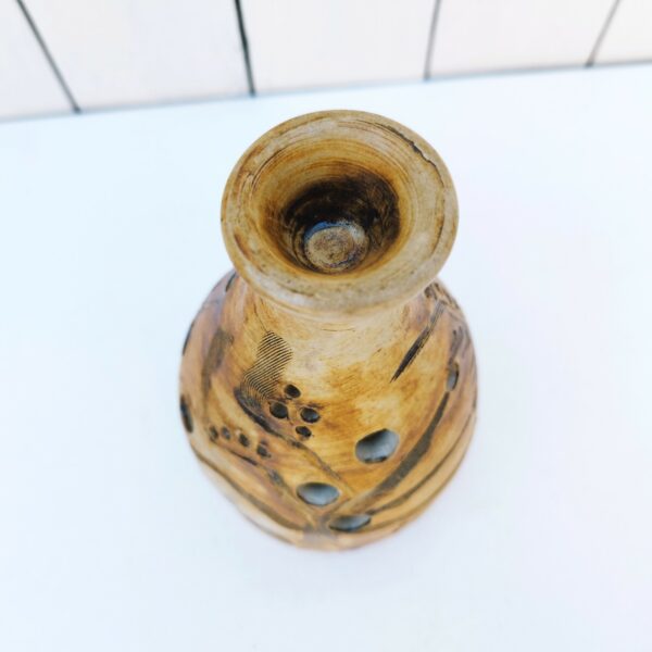 Photophore en grès scarifié de la poterie Colombe a Vallauris datant des années 60 Excellent état. Hauteur : 18,5 cm Diamètre fond : 10 cm