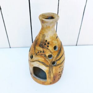 Photophore en grès scarifié de la poterie Colombe a Vallauris datant des années 60 Excellent état. Hauteur : 18,5 cm Diamètre fond : 10 cm