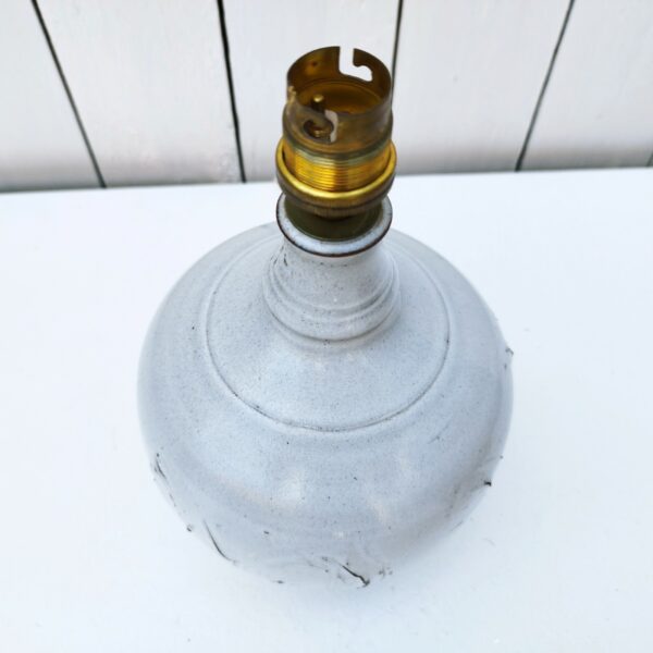 Pied de lampe en céramique par Roger Collet. Datant des années 60. Signée en creux sur le coté. Très bon état . Hauteur avec douille : 23 cm
