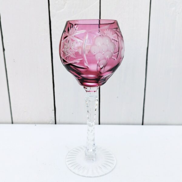 Six verres à vin en cristal taillé  de couleur différente de la cristallerie de Lorraine. Très belle sonorité. Excellent état. Hauteur : 21 cm Diamètre : 7 cm