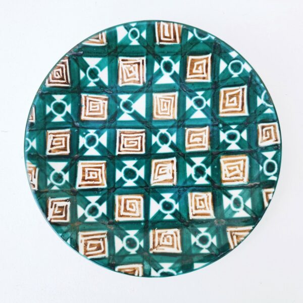 Six assiettes plates en céramique de Vallauris signée Robert Picault. Datant des années 60. Quelques petits défauts de cuisson. Excellent état Diamètre : 24 cm
