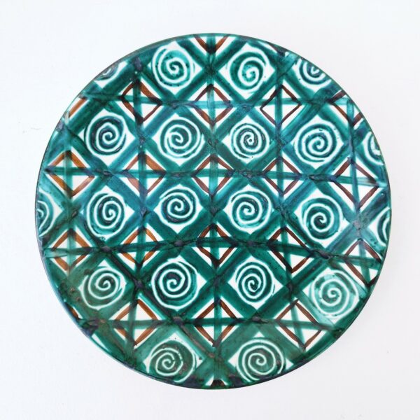 Six assiettes plates en céramique de Vallauris signée Robert Picault. Datant des années 60. Quelques petits défauts de cuisson. Excellent état Diamètre : 24 cm