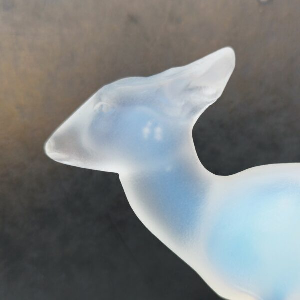 Statuette de biche en verre moulé , édition Etling. Verre opalescent. Ne possède plus son étiquette d'origine. Excellent état. Hauteur : 10 cm Longueur : 10 cm