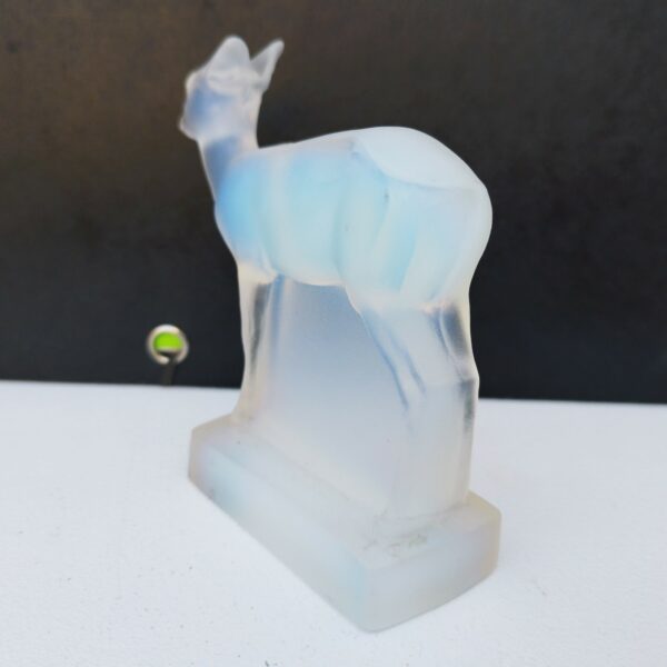 Statuette de biche en verre moulé , édition Etling. Verre opalescent. Ne possède plus son étiquette d'origine. Excellent état. Hauteur : 10 cm Longueur : 10 cm